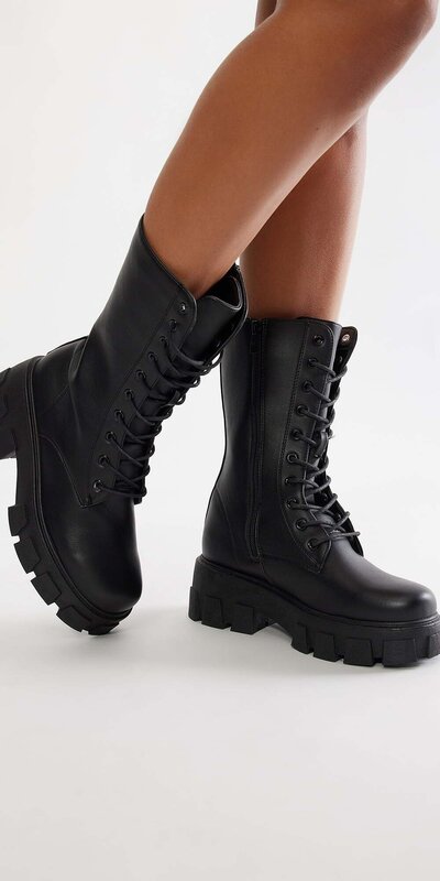 Čierne kožené combat čižmy so šnurovaním a nízkym podpätkom