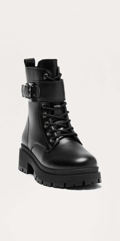 Čierne kožené combat členkové čižmy so šnurovaním