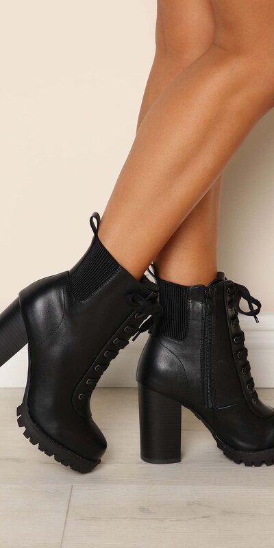 Čierne šnurovacie členkové čižmy s traktorovou podrážkou