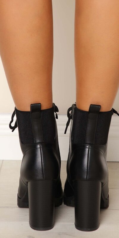 Čierne šnurovacie členkové čižmy s traktorovou podrážkou