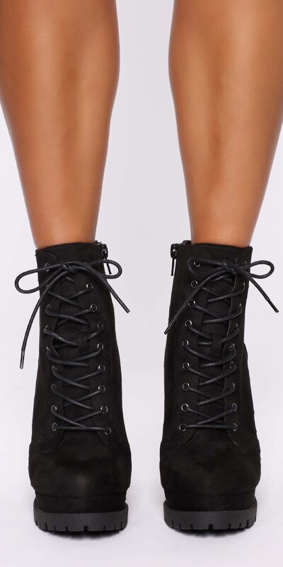 Čierne šnurovacie členkové čižmy s hrubým podpätkom