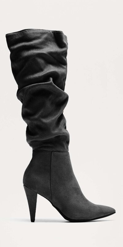 Čierne semišové čižmy po kolená s nariaseným efektom