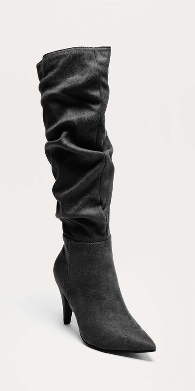 Čierne semišové čižmy po kolená s nariaseným efektom
