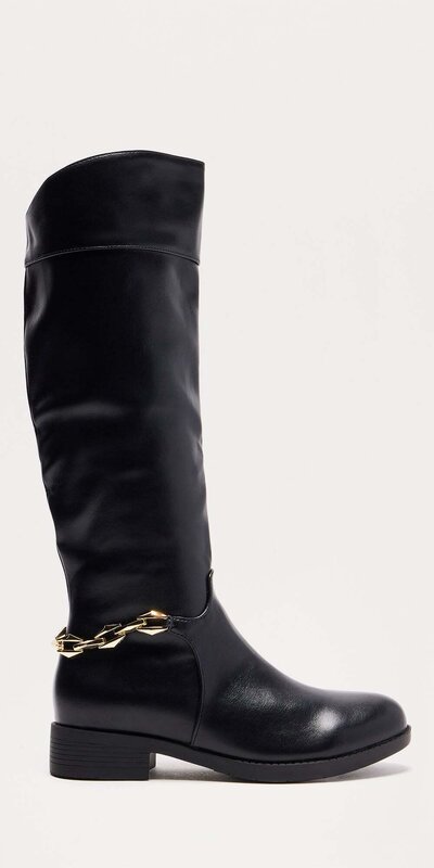 Čierne kožené čižmy po kolená s retiazkovým detailom