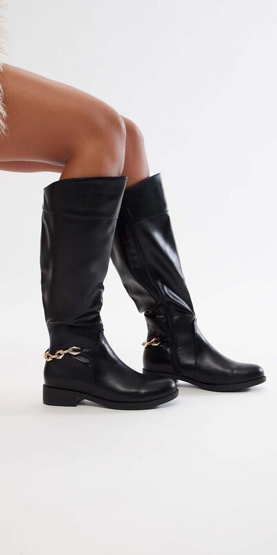Čierne kožené čižmy po kolená s retiazkovým detailom