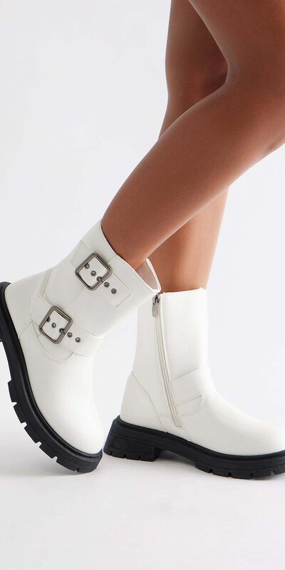 Biele kožené členkové čižmy s prackami