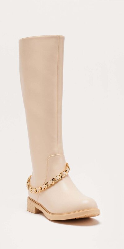 Krémové vysoké kožené čižmy s retiazkovým detailom