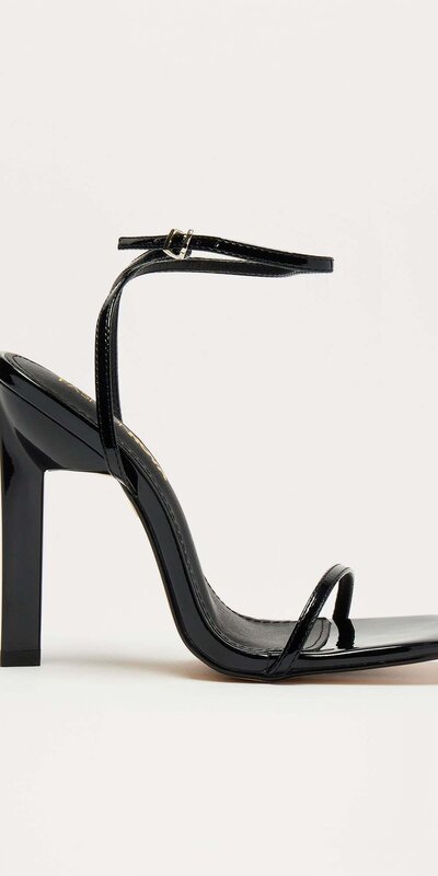 Čierne lesklé sandále s hranatou špičkou a ultra vysokým blade podpätkom