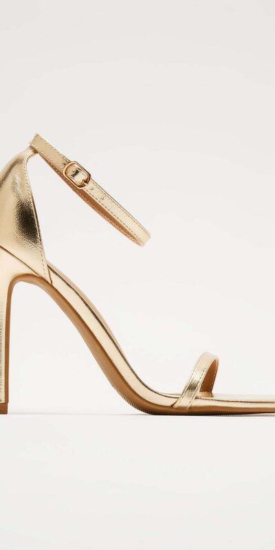 Zlaté sandále s hranatou špičkou a ultra vysokým opätkom