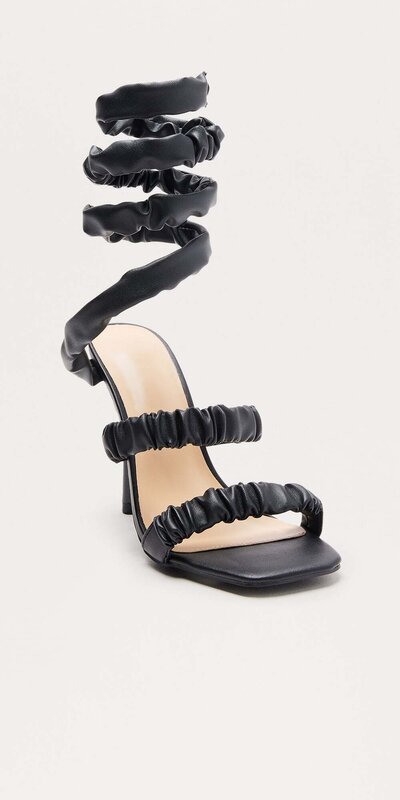 Čierne špirálové kožené sandále s nariasenými remienkami