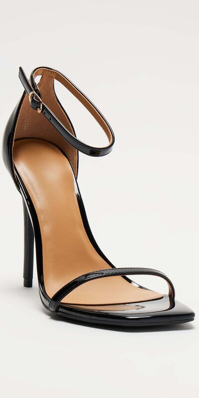 Lakované čierne sandále na vysokom podpätku so štvorcovou špičkou