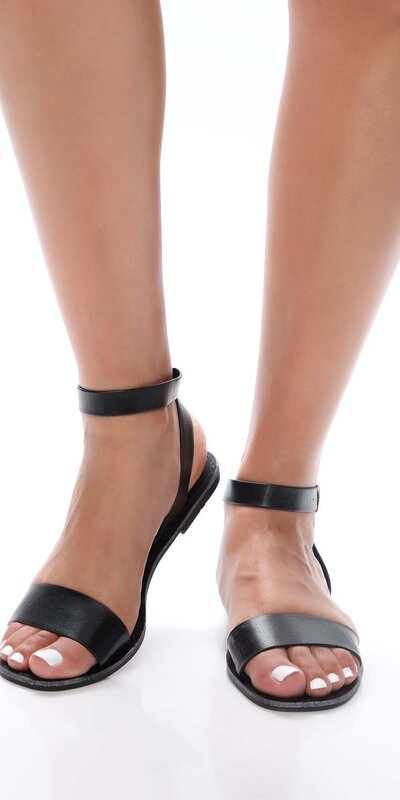 Čierne ploché sandále z matnej umelej kože s remienkom
