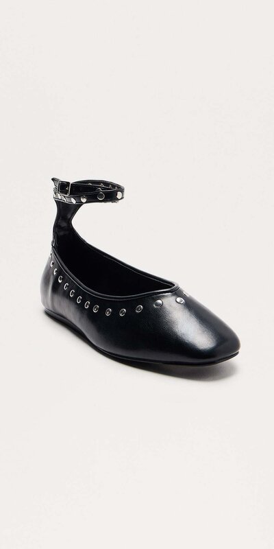 Čierne baleríny z umelej kože s remienkom a cvokmi