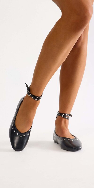 Čierne baleríny z umelej kože s remienkom a cvokmi