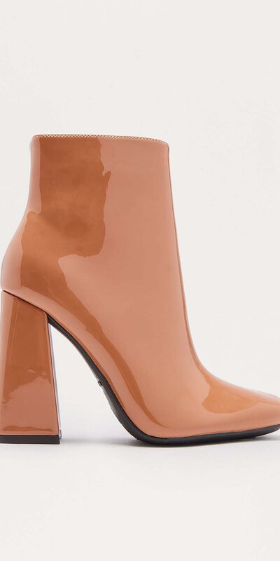 Hnedé lakované členkové čižmy so štvorcovou špičkou a vysokým blokovým podpätkom