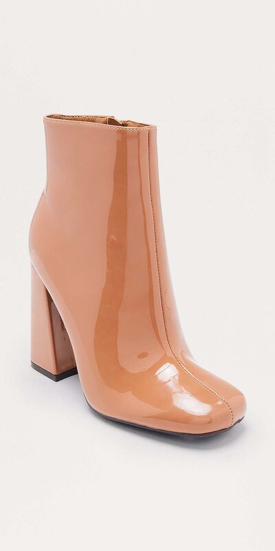 Hnedé lakované členkové čižmy so štvorcovou špičkou a vysokým blokovým podpätkom