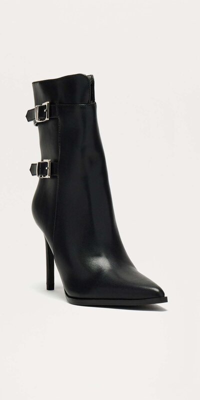 Čierne kožené členkové čižmy s prackami a vysokým ihličkovým podpätkom