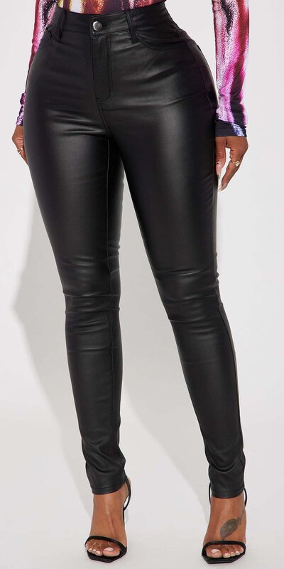 Čierne koženkové nohavice s push up efektom a vysokým pásom
