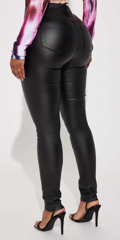 Čierne koženkové nohavice s push up efektom a vysokým pásom