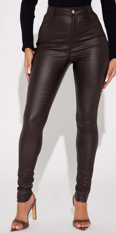 Čokoládové koženkové nohavice s push up efektom a vysokým pásom