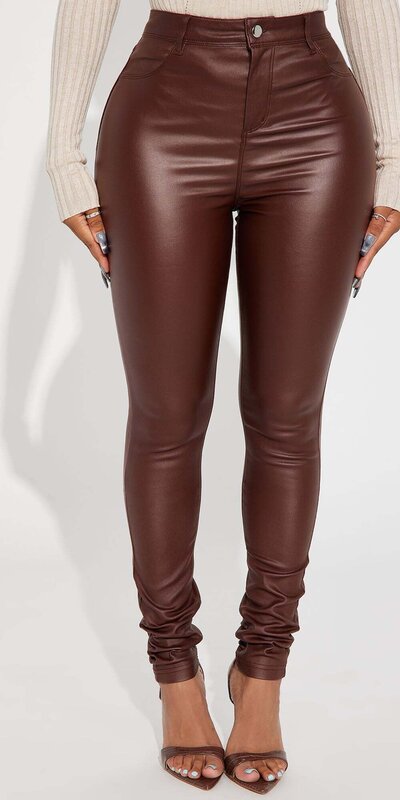 Hnedé koženkové nohavice s push up efektom a vysokým pásom