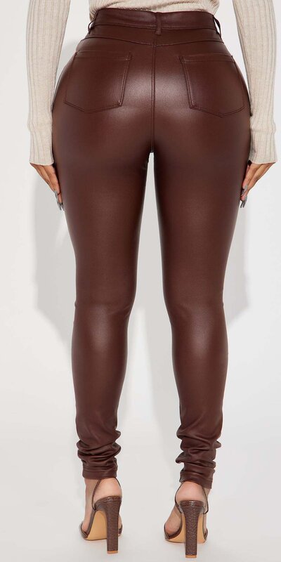 Hnedé koženkové nohavice s push up efektom a vysokým pásom
