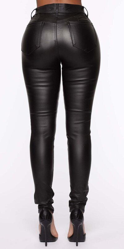 Skinny nohavice z umelej kože v čiernej farbe s push-up efektom