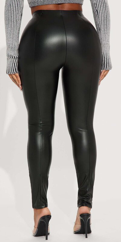 Čierne legíny z umelej kože s prešívaním