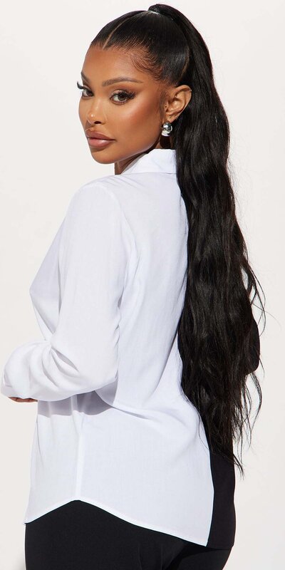 Čierno-biela košeľa s golierom a kontrastným dizajnom