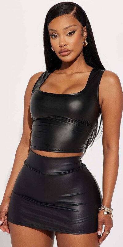 Čierny krátky top zo syntetickej kože so štvorcovým výstrihom