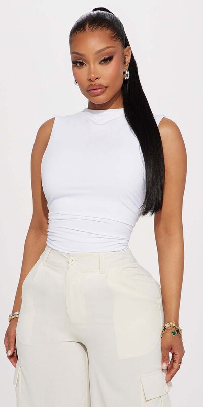 Biely tielkový top s vysokým golierom a riasením