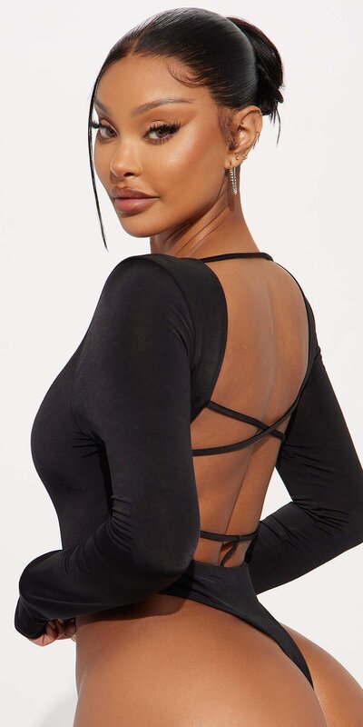 Čierne body s dlhým rukávom a hlbokým chrbtom