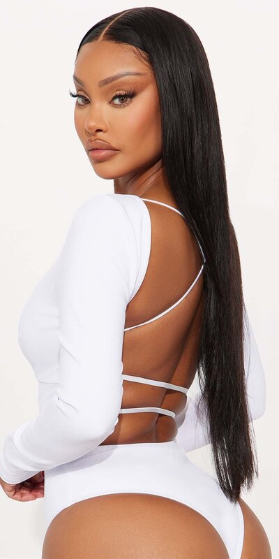 Biele body s dlhým rukávom a odhaleným chrbtom