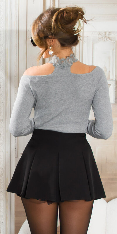 Šedý dámsky sveter s háčkovaným golierom