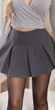 Dámske skorts s vysokým pásom a elegantnými zlatými detailmi