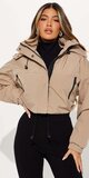 Béžová vetrovka s kapucňou a zapínaním na zips