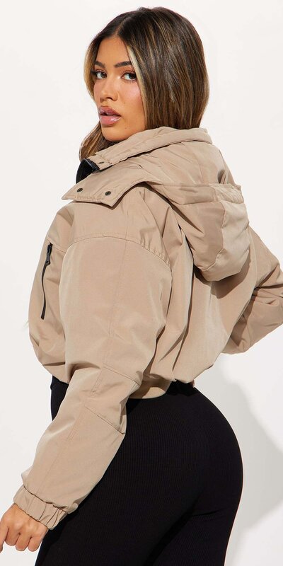 Béžová vetrovka s kapucňou a zapínaním na zips