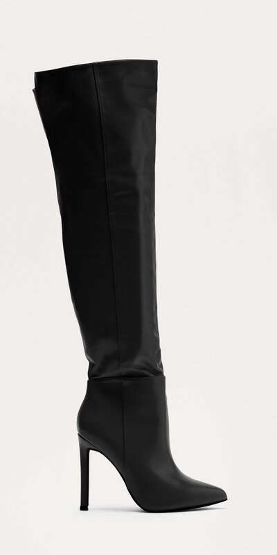 Čierne kožené čižmy nad kolená so špicatou špičkou