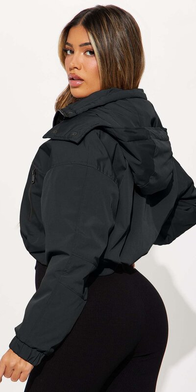 Čierna vetrovka s kapucňou a nastaviteľným pásom