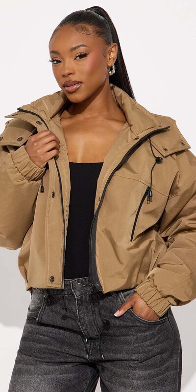 Zelená vetrovka s kapucňou a nastaviteľným pásom