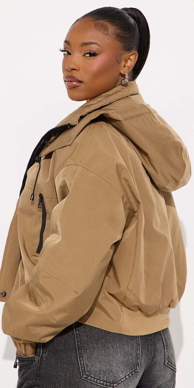 Zelená vetrovka s kapucňou a nastaviteľným pásom