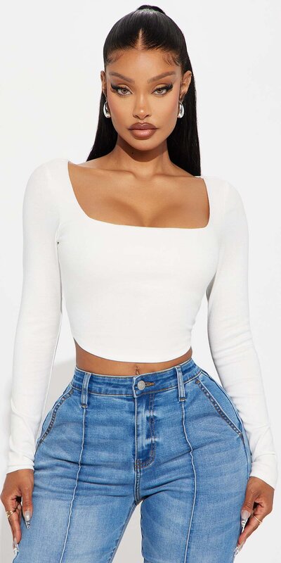 Biely rebrovaný top s dlhým rukávom a štvorcovým výstrihom