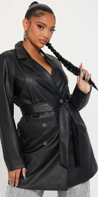Čierny dlhý kabát z umelej kože s opaskom