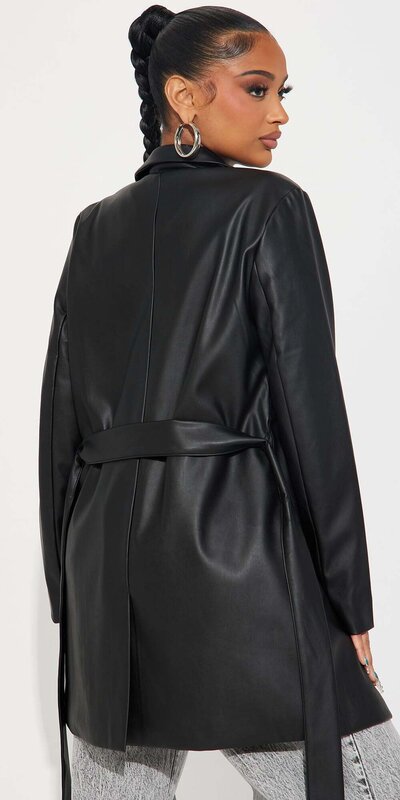Čierny dlhý kabát z umelej kože s opaskom