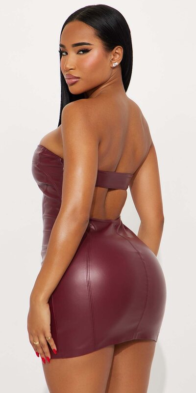 Bordové mini šaty bez ramienok z imitácie kože