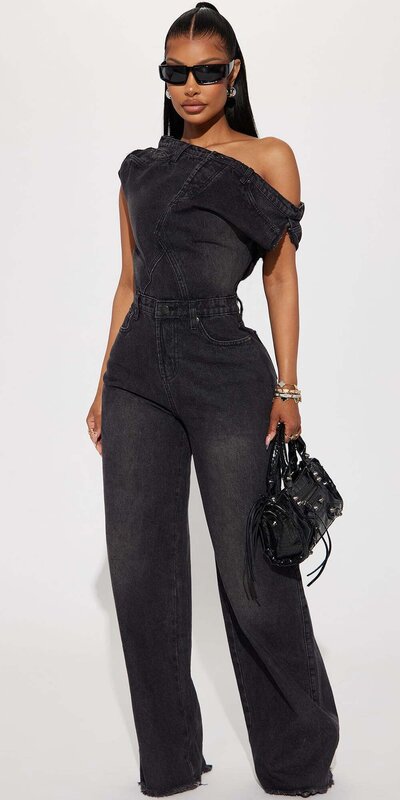 Čierny rifľový overal s odhalenými ramenami a širokými nohavicami