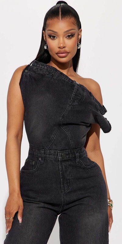 Čierny rifľový overal s odhalenými ramenami a širokými nohavicami