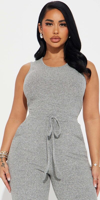Sivý overal bez rukávov s viazaním v páse