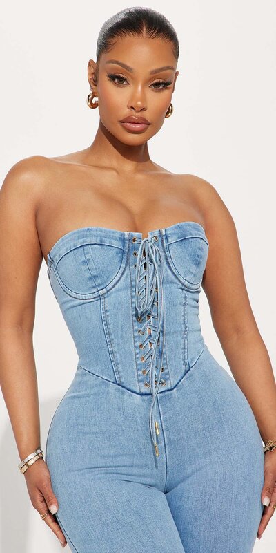 Svetlomodrý rifľový overal bez ramienok s korzetovým detailom