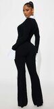 Čierny overal s dlhým rukávom a kontrastným golierom